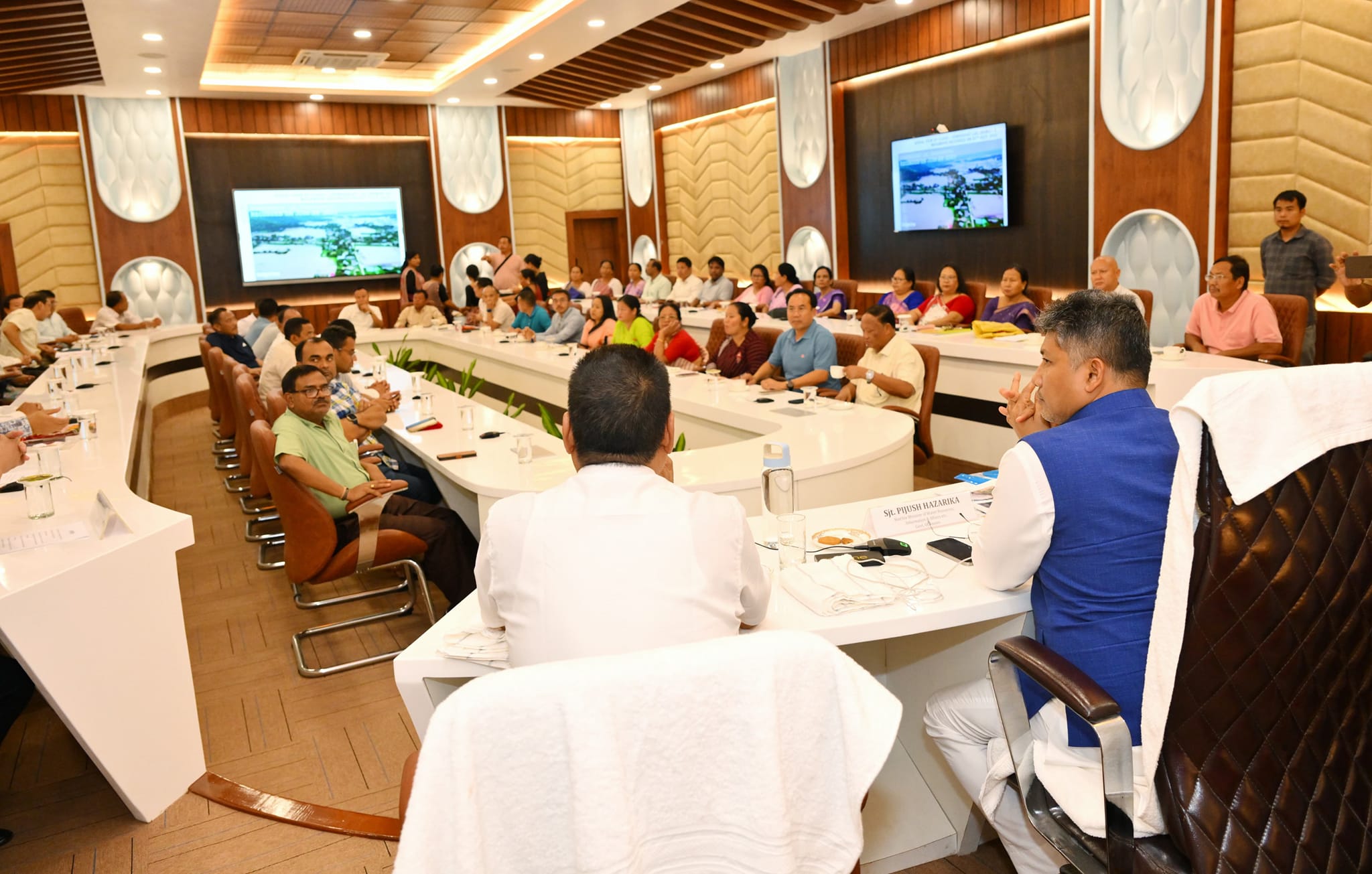 কাৰবি আংলং পশ্চিম কাৰবি আংলঙৰ বান পৰিস্থিতি পৰ্যালোচনা কৰিবলৈ ডিফুত উপস্থিত জল সম্পদ মন্ত্ৰী পিযুষ হাজৰিকা: