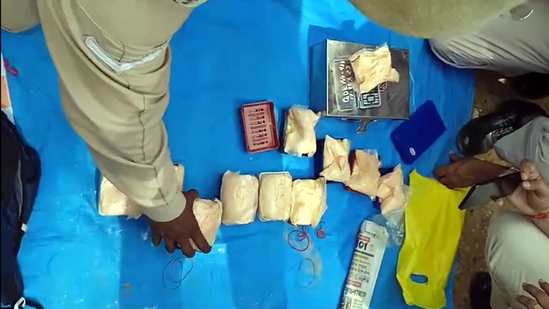 Heroin seized : বকলীয়াঘাটত হেৰʼইনসহ বাহন জব্দ, ইমামসহ তিনি সৰবৰাহকাৰী আটক 3 Bokolia 2 1 | ASSAM TIMES POST