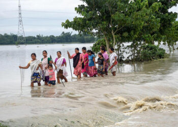 Assam flood condition : ৰাজ্যৰ দ্বিতীয়টো বানৰ কবলত ১৫ খন জিলা, ক্ষতিগ্ৰস্ত প্ৰায় ২ লাখ লোক