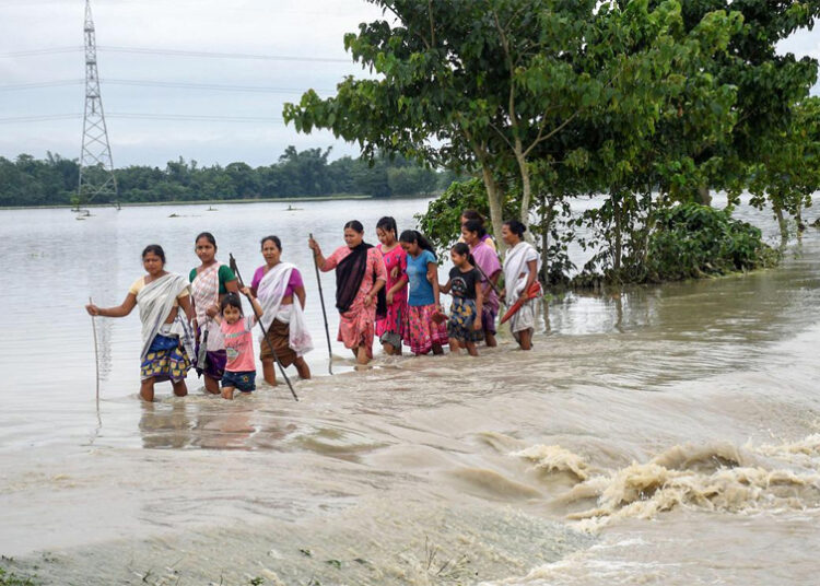 Assam flood condition : ৰাজ্যৰ দ্বিতীয়টো বানৰ কবলত ১৫ খন জিলা, ক্ষতিগ্ৰস্ত প্ৰায় ২ লাখ লোক