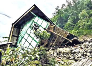 Sikkim hit rain : উত্তৰ ছিকিমত ভূমিস্খলনত আবদ্ধ ডেৰ হাজাৰ পৰ্যটক, কমেও ছয়জনৰ মৃত্যু