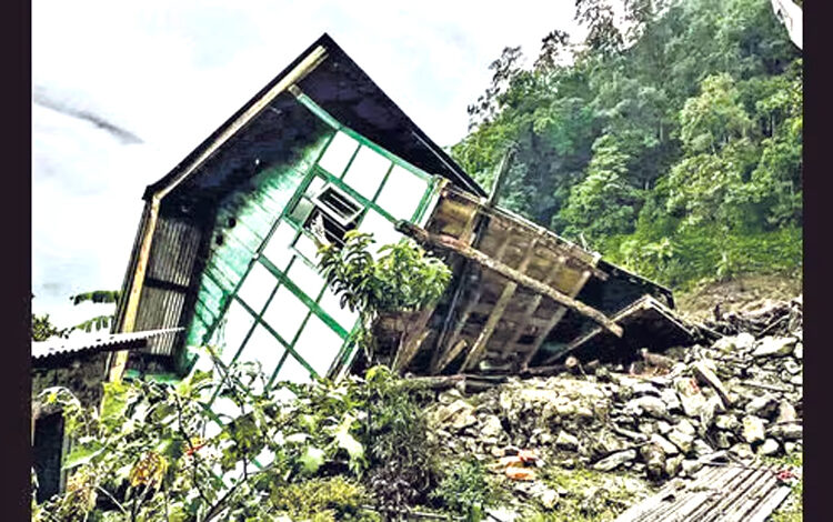 Sikkim hit rain : উত্তৰ ছিকিমত ভূমিস্খলনত আবদ্ধ ডেৰ হাজাৰ পৰ্যটক, কমেও ছয়জনৰ মৃত্যু