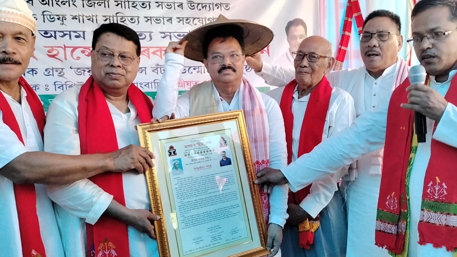 Joysing Hanse Award I ডিফুত অসম সাহিত্য সভাই পবিত্ৰ বৰাক প্ৰদান কৰিলে জয়ছিং হাঞ্চে বঁটা 2 ডিফুত অসম সাহিত্য সভাই পবিত্ৰ বৰাক প্ৰদান কৰিলে জয়ছিং হাঞ্চে বঁটা