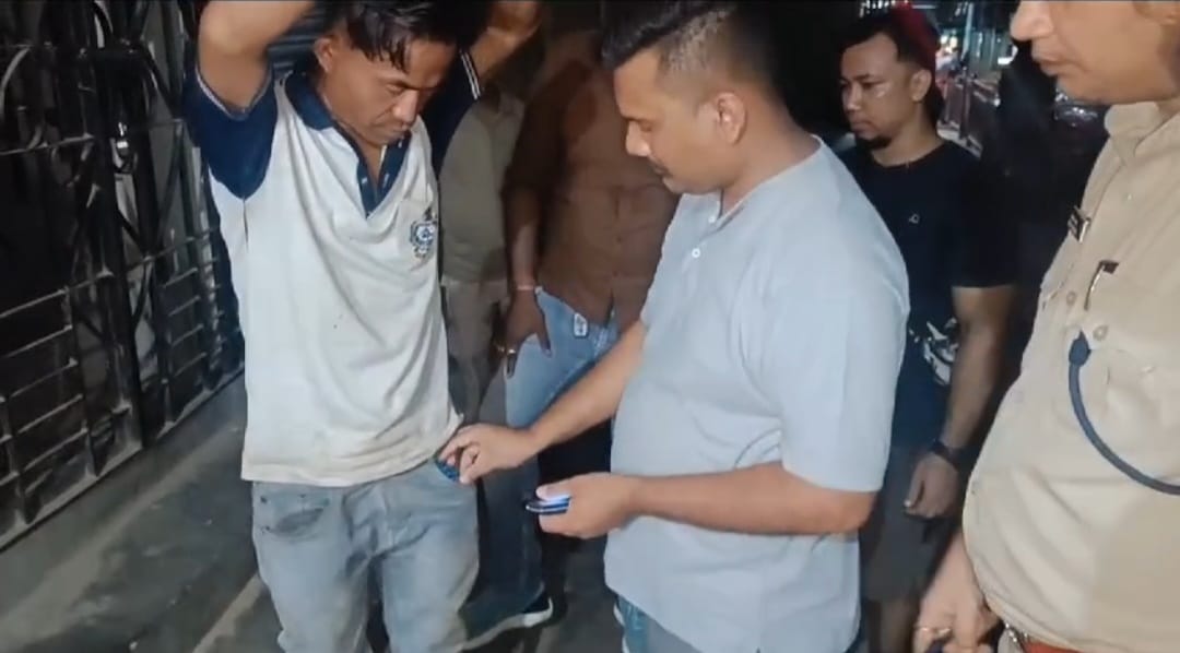 ডিফুত নিচাযুক্ত কেপচুল সহ এটা সৰবৰাহকাৰীক আটক আৰক্ষীৰ : 3 ডিফুত নিচাযুক্ত কেপচুল সহ এটা সৰবৰাহকাৰীক আটক আৰক্ষীৰ