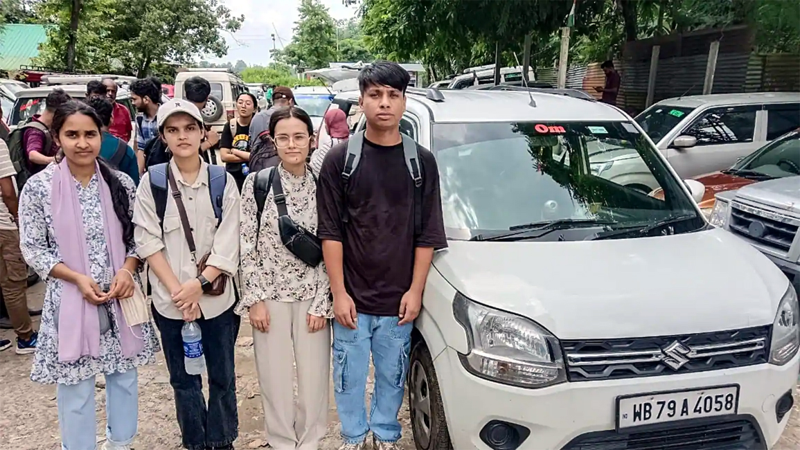 অশান্ত বাংলাদেশৰ পৰা ভাৰতলৈ উভতি আহিছে ৪ হাজাৰোধিক শিক্ষাৰ্থী
