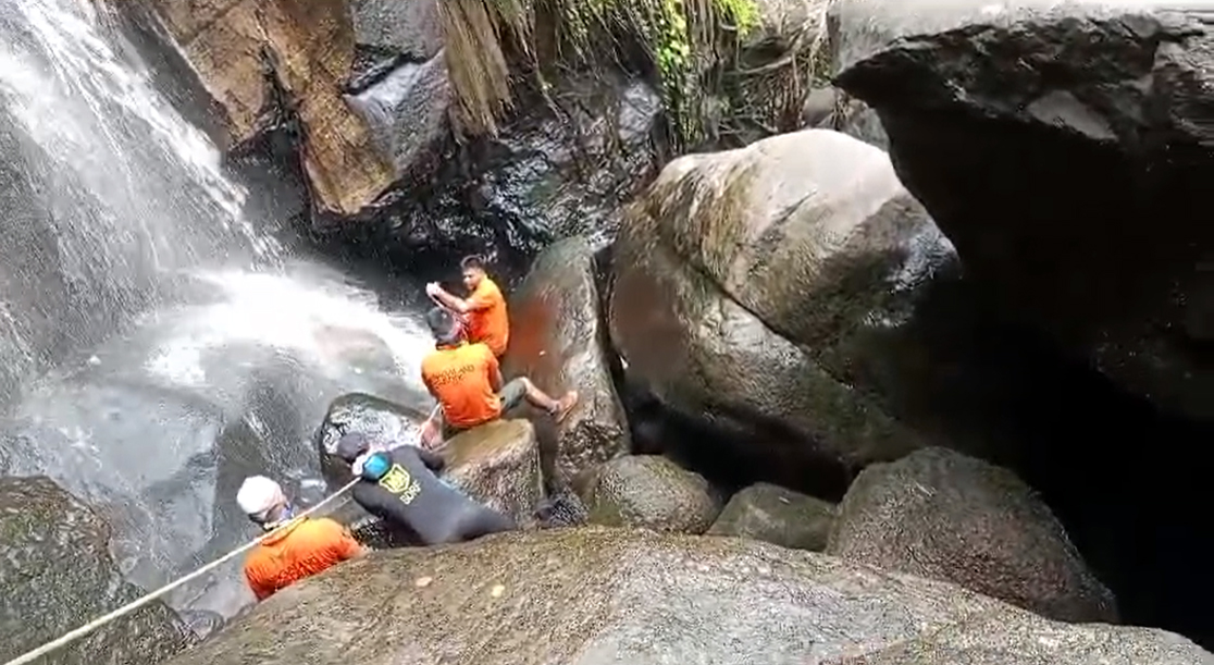 Body recovered in Langwaku Falls : দুদিনযোৰা দু:সাহসিক অভিযানৰ অন্তত লাংৱকু জলপ্ৰপাতত উদ্ধাৰ নগা যুৱকৰ মৃতদেহ 2 FallsP | ASSAM TIMES POST