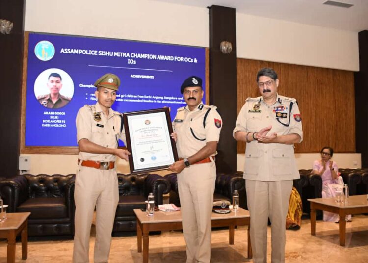 কাৰবি আংলঙৰ তিনি আৰক্ষী বিষয়াক অসম পুলিছ শিশু মিত্ৰ বঁটা প্ৰদান 1 কাৰবি আংলঙৰ তিনি আৰক্ষী বিষয়াক অসম পুলিছ শিশু মিত্ৰ বঁটা প্ৰদান