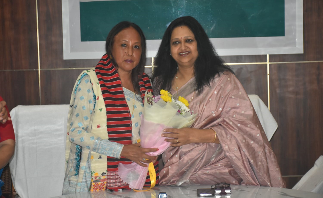 প্ৰথমবাৰৰ বাবে কাৰবি আংলঙৰ জিলা আয়ুক্তৰ আসনৰ শোভাবৰ্ধন কাৰবি মহিলা নিৰলা ফাংচ'পীৰ