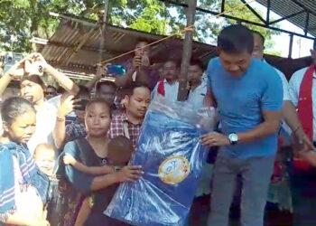 Karbi Anglong’s Flood : কাৰ্বি আংলঙৰ বানত বিধ্বস্ত পৰিয়ালৰ কাষত ডঃ তুলিৰাম ৰংহাং : আৰ্থিক সাহায্য আৰু সামগ্ৰীৰ বিতৰণৰ আশ্বাস