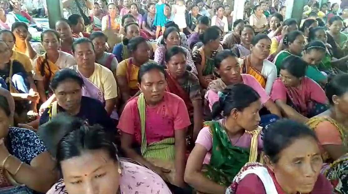 Karbi Anglong's Flood : কাৰ্বি আংলঙৰ বানত বিধ্বস্ত পৰিয়ালৰ কাষত ডঃ তুলিৰাম ৰংহাং : আৰ্থিক সাহায্য আৰু সামগ্ৰীৰ বিতৰণৰ আশ্বাস 3 floodp2 | ASSAM TIMES POST