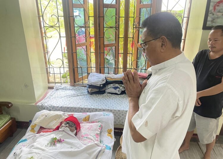 ডিফুৰ পৰা প্ৰকাশিত জনপ্ৰিয় দৈনিক কাকত আৰ্লেং ডেইলি'ৰ মুখ্য সম্পাদকৰ অকাল বিয়োগ : 1 ডিফুৰ পৰা প্ৰকাশিত জনপ্ৰিয় দৈনিক কাকত আৰ্লেং ডেইলি’ৰ মুখ্য সম্পাদকৰ অকাল বিয়োগ :