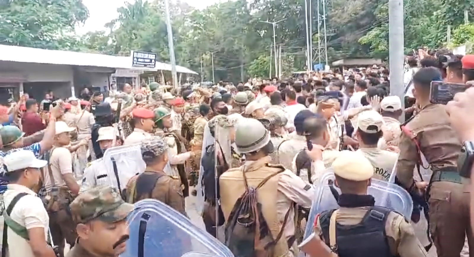 Tense situation in Diphu: Protest by over 24 organizations demanding eviction and police firing into the air 2 Tense situation in Diphu: Protest by over 24 organizations demanding eviction and police firing into the air