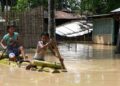 Assam flood I ৰাজ্যৰ শেহতীয়া বানে কাঢ়িলে ৫ জনৰ প্ৰাণ, ১৬ জিলাৰ ৩ লক্ষাধিক আক্ৰান্ত 15 Devastating Assam Floods Worsen: Over 61,000 Lives Shattered in Just 24 Hours