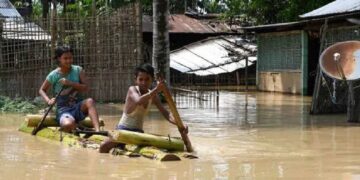 Assam flood I ৰাজ্যৰ শেহতীয়া বানে কাঢ়িলে ৫ জনৰ প্ৰাণ, ১৬ জিলাৰ ৩ লক্ষাধিক আক্ৰান্ত 11 Devastating Assam Floods Worsen: Over 61,000 Lives Shattered in Just 24 Hours