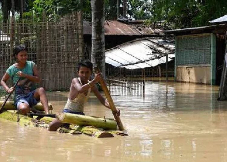 Assam flood I ৰাজ্যৰ শেহতীয়া বানে কাঢ়িলে ৫ জনৰ প্ৰাণ, ১৬ জিলাৰ ৩ লক্ষাধিক আক্ৰান্ত 1 Devastating Assam Floods Worsen: Over 61,000 Lives Shattered in Just 24 Hours