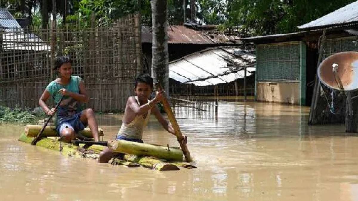 Assam flood I ৰাজ্যৰ শেহতীয়া বানে কাঢ়িলে ৫ জনৰ প্ৰাণ, ১৬ জিলাৰ ৩ লক্ষাধিক আক্ৰান্ত 3 Assam flood I