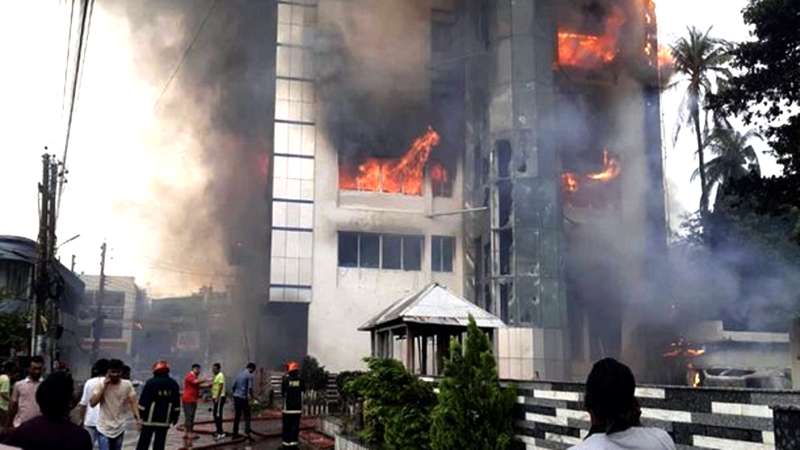 বাংলাদেশত আৱামী লীগৰ এগৰাকী নেতাৰ হোটেলত অগ্নিসংযোগ