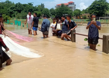 Artificial floods in Diphu : প্ৰৱল বৰষুণৰ ফলত ডিফুৰ বিভিন্ন ঠাইত কৃত্ৰিম বান, কৃত্ৰিম বানৰ বাবে চন্দ্ৰছিং টেৰণ হাই স্কুলত পাঠদান ব্যাহত