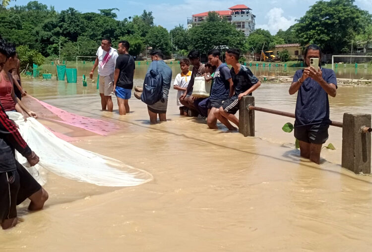 Artificial floods in Diphu : প্ৰৱল বৰষুণৰ ফলত ডিফুৰ বিভিন্ন ঠাইত কৃত্ৰিম বান, কৃত্ৰিম বানৰ বাবে চন্দ্ৰছিং টেৰণ হাই স্কুলত পাঠদান ব্যাহত 1 Artificial floods in Diphu : প্ৰৱল বৰষুণৰ ফলত ডিফুৰ বিভিন্ন ঠাইত কৃত্ৰিম বান, কৃত্ৰিম বানৰ বাবে চন্দ্ৰছিং টেৰণ হাই স্কুলত পাঠদান ব্যাহত