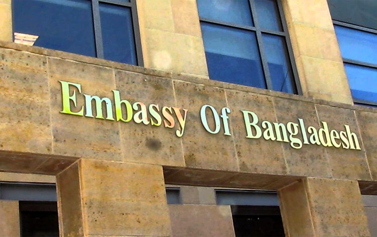 Bangladesh Violence I এইবাৰ আমেৰিকাত থকা বাংলাদেশৰ দূতাবাসত আক্ৰমণ, ভূলুণ্ঠিত মুজিবুৰ ৰহমানৰ ছবি