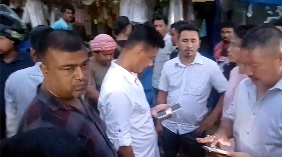 Burrowing poisoning : ডিফুত মুড়ি খাই এটি কিশোৰৰ মৃত্যু! দুটি শিশু গুৰুতৰ বাবে অসুস্থ হৈ ডিএমচিএইছত চিকিৎসাধীন 2 dIPHUp1 | ASSAM TIMES POST