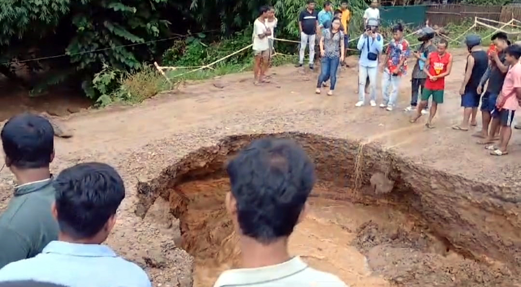 Heavy rains in Karbi Anglong I প্ৰবল বৰষুণৰ পানীয়ে কাৰবি আংলঙৰ লংনিটৰ লাংপাৰপাঙত ফ'ৰ লেনৰ এছোৱা উটুৱাই নিয়ে 2 প্ৰবল বৰষুণৰ পানীয়ে কাৰবি আংলঙৰ লংনিটৰ লাংপাৰপাঙত ফ'ৰ লেনৰ এছোৱা উটুৱাই নিয়ে