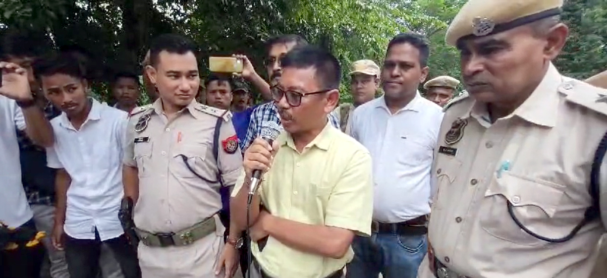 Karbi Langpi hydropower : পশ্চিম কাৰ্বি আংলঙৰ বৈঠালাংছ'ৰ লেঙেৰীস্থিত কাৰ্বি লাংপি জলবিদ্যুত প্ৰকল্পত উত্তাল প্ৰতিবাদ : ৩৯ জন স্থানীয় যুৱকৰ বৰ্খাস্তক লৈ কাৰ্বি ছাত্ৰ সন্থাৰ ক্ষোভ" 2 karbip1 | ASSAM TIMES POST