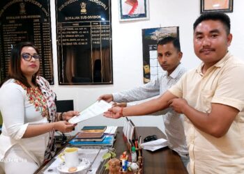 খটখটীত খোৱা পানীৰ বটলত শেলুৱৈ জাতীয় পদাৰ্থ : ব্যৱস্থা গ্ৰহণৰ দাবীত জিলা আয়ুক্তলৈ যুৱ ছাত্ৰ পৰিষদৰ স্মাৰক পত্ৰ