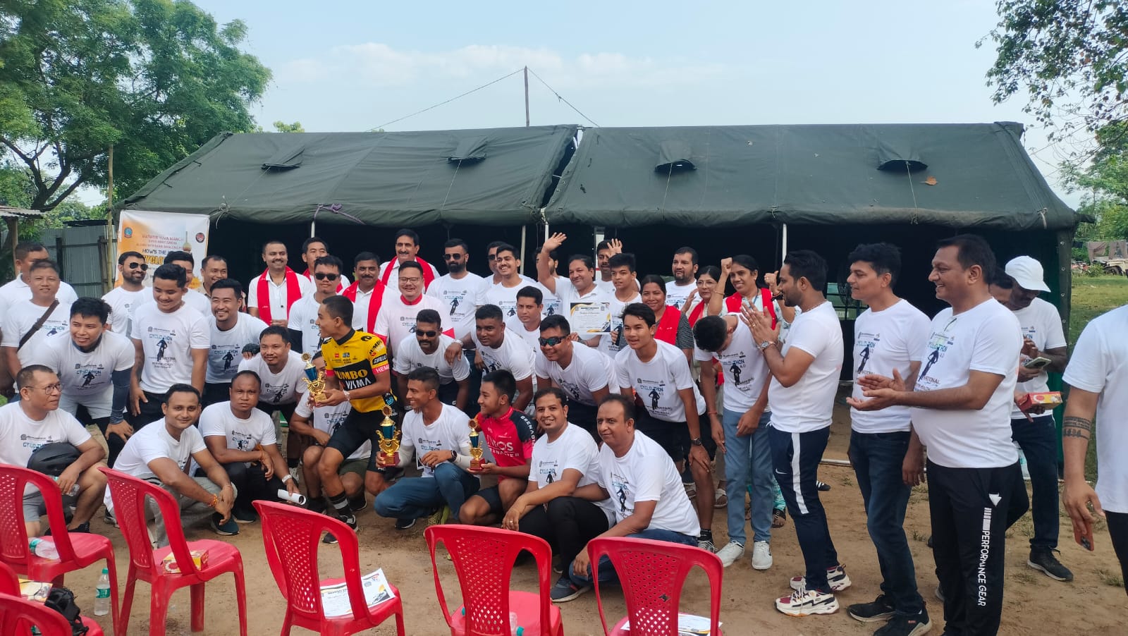 ডিফুত মাৰোৱাৰী যুৱ মঞ্চৰ উদ্যোগত ডিফুৰ পৰা মাঞ্জালৈ চাইক্লথনৰ ফ্লেগ অফ কৰে কাৰবি আংলং জিলা আৰক্ষী অধীক্ষক সঞ্জীৱ কুমাৰ শইকীয়াই