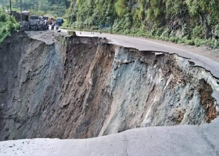 Shocking Disaster I Indefinite Traffic Standstill on Sikkim’s NH 10 after Devastating Setijhora Road Collapse
