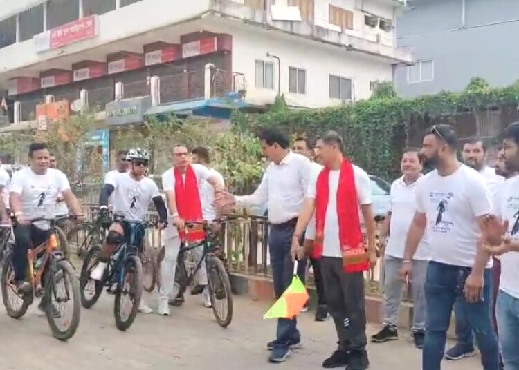 ডিফুত মাৰোৱাৰী যুৱ মঞ্চৰ উদ্যোগত ডিফুৰ পৰা মাঞ্জালৈ চাইক্লথনৰ ফ্লেগ অফ কৰে কাৰবি আংলং জিলা আৰক্ষী অধীক্ষক সঞ্জীৱ কুমাৰ শইকীয়াই