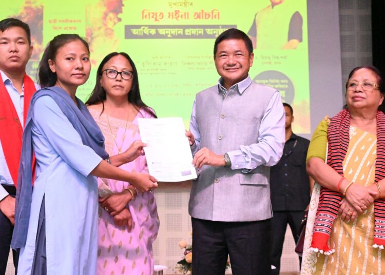 সমগ্ৰ ৰাজ্যৰ লগতে ডিফু ,বোকাজান আৰু হাওৰাঘাটতো অসমত অনুষ্ঠিত মুখ্যমন্ত্ৰী নিজুত মইনা আচঁনিৰ অধীনত আনুষ্ঠানিক চেক বিতৰণ 1 সমগ্ৰ ৰাজ্যৰ লগতে ডিফু ,বোকাজান আৰু হাওৰাঘাটতো অসমত অনুষ্ঠিত মুখ্যমন্ত্ৰী নিজুত মইনা আচঁনিৰ অধীনত আনুষ্ঠানিক চেক বিতৰণ