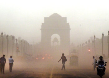 Delhi Pollution : ধোঁৱাৰ আৱৰণেৰে আবৃত দিল্লী, বায়ুৰ গুণমান হ্ৰাসৰ লগে লগে উদ্বেগ বৃদ্ধি