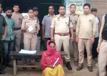 Recovering heroin I খটখটীৰ বালিজান খানবস্তিত নিচাযুক্ত হেৰ’ইনসহ মহিলা সৰবৰাহকাৰী আটক