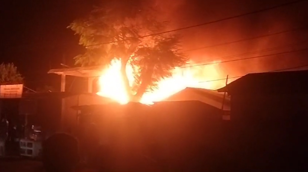 Devastating fire : মাঞ্জাত বুধবাৰে সন্ধিয়া ৭ মান বজাত বিধ্বংসী অগ্নিকাণ্ড, লক্ষ্যধিক টকাৰ সা-সম্পত্তি ভষ্মীভূত 3 Fire 1 | ASSAM TIMES POST