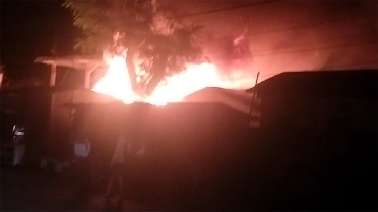 Devastating fire : মাঞ্জাত বুধবাৰে সন্ধিয়া ৭ মান বজাত বিধ্বংসী অগ্নিকাণ্ড, লক্ষ্যধিক টকাৰ সা-সম্পত্তি ভষ্মীভূত 1 Devastating fire : মাঞ্জাত বুধবাৰে সন্ধিয়া ৭ মান বজাত বিধ্বংসী অগ্নিকাণ্ড, লক্ষ্যধিক টকাৰ সা-সম্পত্তি ভষ্মীভূত