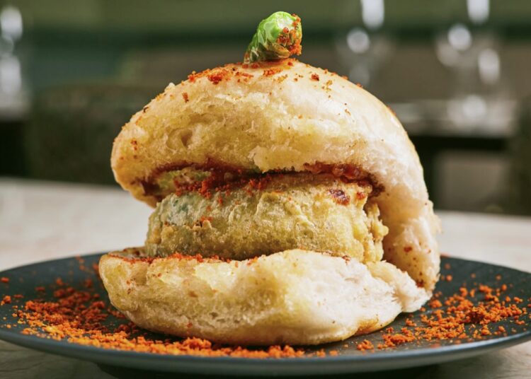 Vada pav I বড়া পাও বিক্ৰী কৰি বছৰত ২৪ লাখ টকা আয়, কেনেদৰে সম্ভৱ