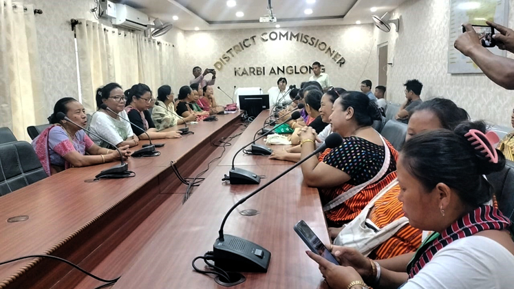 Women's organisations are worried : ডিফুত হত্যা হিংসা, ধৰ্ষণ শিশু-শ্ৰমিক প্ৰতিৰোধৰ বাবে মহিলা সংগঠনৰ স্মাৰক পত্ৰ ৰাজ্যপাললৈ 2 WOMEN 2 | ASSAM TIMES POST
