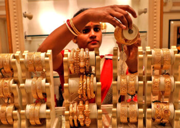 Today’s Gold Plunge : Gold Prices Dip to Rs 76,900, Silver Tumbles to Rs 94,900