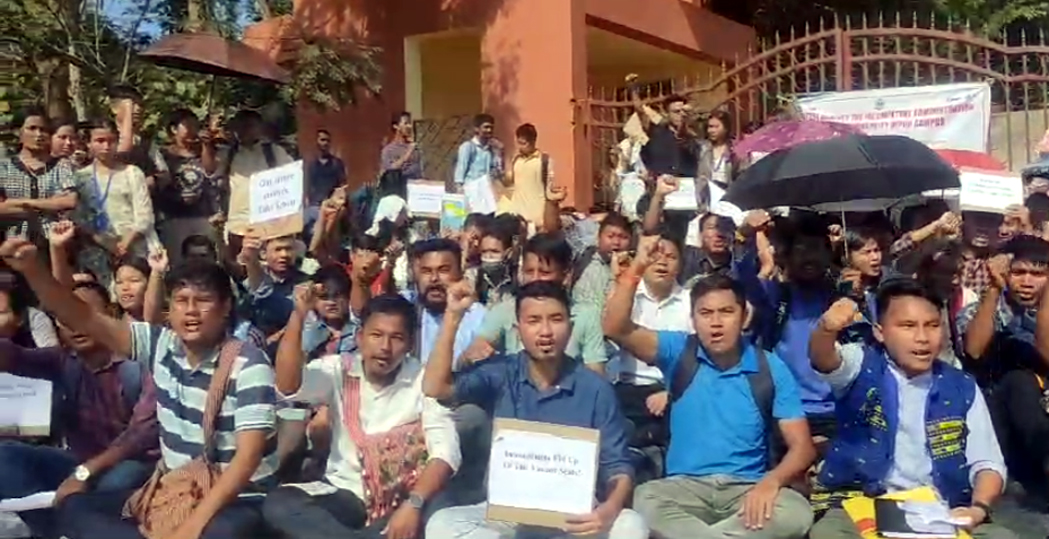অসম বিশ্ববিদ্যালয় ডিফু চৌহদত ছাত্র-ছাত্রীৰ ধর্ণা প্রদর্শন