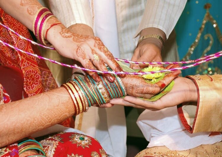 Notes in Marriage party । বিয়া ঘৰত টকাৰ বৰষুণ, দৰাপক্ষই উৰুৱালে ৫০০ টকীয়া নোট