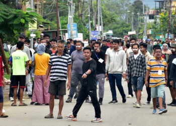 Manipur violence : মণিপুৰত স্বামীৰ সন্মুখতে মহিলাক ধৰ্ষণ কৰি জ্বলাই হত্যা, তীব্ৰ প্ৰতিবাদত