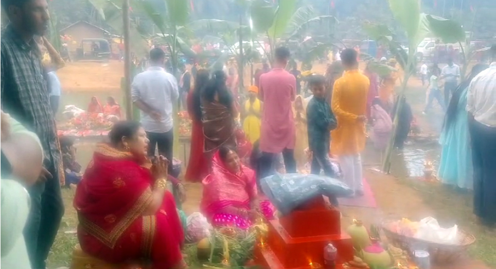 ডিফুৰ বিভিন্ন ঠাইত উলহ-মালহেৰে পৱিত্ৰ ষঠ পূজা উদযাপন