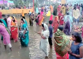 Chath Puja : ডিফুৰ বিভিন্ন ঠাইত উলহ-মালহেৰে পৱিত্ৰ ষঠ পূজা উদযাপন