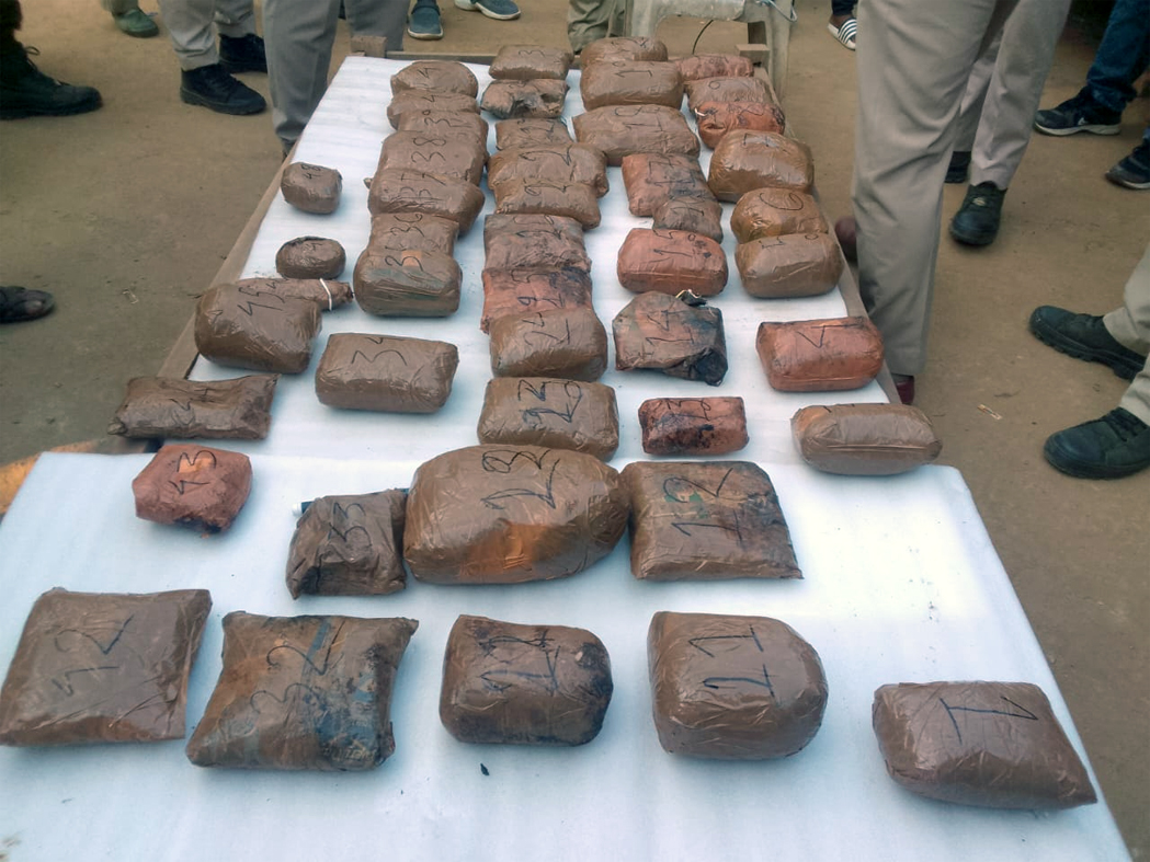 Drugs seized : খটখটীত আৰক্ষীৰ তালাচীত আঢ়ৈ কোটি টকাৰ কানি জব্দ, সৰবৰাহকাৰীক আটক 2 খটখটীত আৰক্ষীৰ তালাচীত আঢ়ৈ কোটি টকাৰ কানি জব্দ, সৰবৰাহকাৰীক আটক