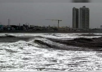 Cyclone Fengal : ঘূৰ্ণীবতাহ ‘ফেংগাল’ৰ তাণ্ডৱ, প্ৰচণ্ড বৰষুণত জলমগ্ন পথ; বন্ধ বিমানবন্দৰ-ৰে’লৰ চলাচল