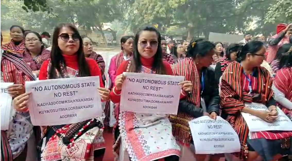 Dharna display at Jantar-Mantarat : স্বায়ত্তশাসিত ৰাজ্যৰ দাবীত দিল্লীৰ যন্তৰ-মন্তৰত ধর্ণা প্রদর্শন কাৰ্বি আংলঙৰ দল-সংগঠনৰ 2 PROTEST 2 | ASSAM TIMES POST