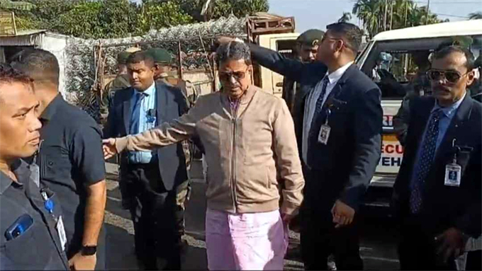 Tripura CM Manik Saha : ত্ৰিপুৰাৰ মুখ্যমন্ত্ৰীৰ মানৱতা, দুৰ্ঘটনাত পতিত মহিলাক পথৰ পৰা তুলি চিকিৎসালয়লৈ প্ৰেৰণ 1 Tripura CM Manik Saha : ত্ৰিপুৰাৰ মুখ্যমন্ত্ৰীৰ মানৱতা, দুৰ্ঘটনাত পতিত মহিলাক পথৰ পৰা তুলি চিকিৎসালয়লৈ প্ৰেৰণ
