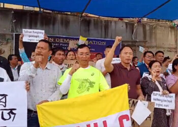 Dharna programme : APHLC কৰ্মীক শাৰিৰীকভাৱে অপদস্তৰ অভিযোগত ডিফুত APHLC দলৰ অৱস্থান ধৰ্ণা কাৰ্যসূচী