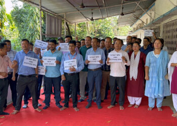 OPS system maintained : NPS বাতিল কৰি OPS বাহাল ৰখাৰ দাবীত ডিফু ন্যায়িক আদালতৰ চৌহদত ন্যায়িক কৰ্মচাৰীসকলৰ প্ৰতিবাদ